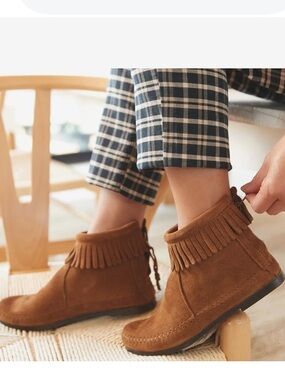 Minnetonka Fringe Suede Ankle Boots for Women - Brown size 8.5